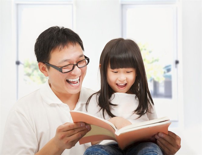 Cho trẻ đọc sách bằng tiếng Anh